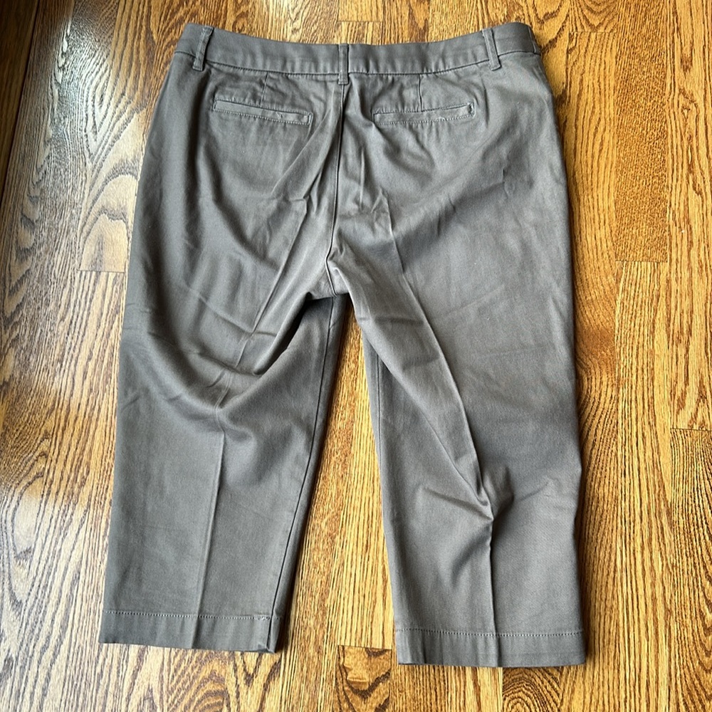 St. John’s Bay Capri Pant, Size 12 - Picture 2 of 7